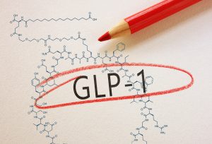 Imagem ilustrativa da fórmula do GLP-1, destacada com lápis vermelho.