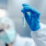 Diferenças entre medicamento sintético e biológico: o que muda no tratamento?