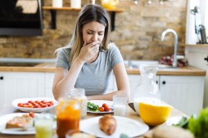 Mulher com náusea ao comer salada durante uso de caneta emagrecedora