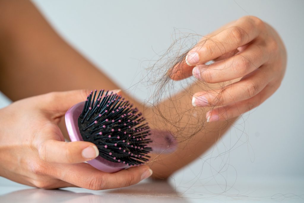 Queda de cabelo: qual a relação com o uso de caneta emagrecedora?